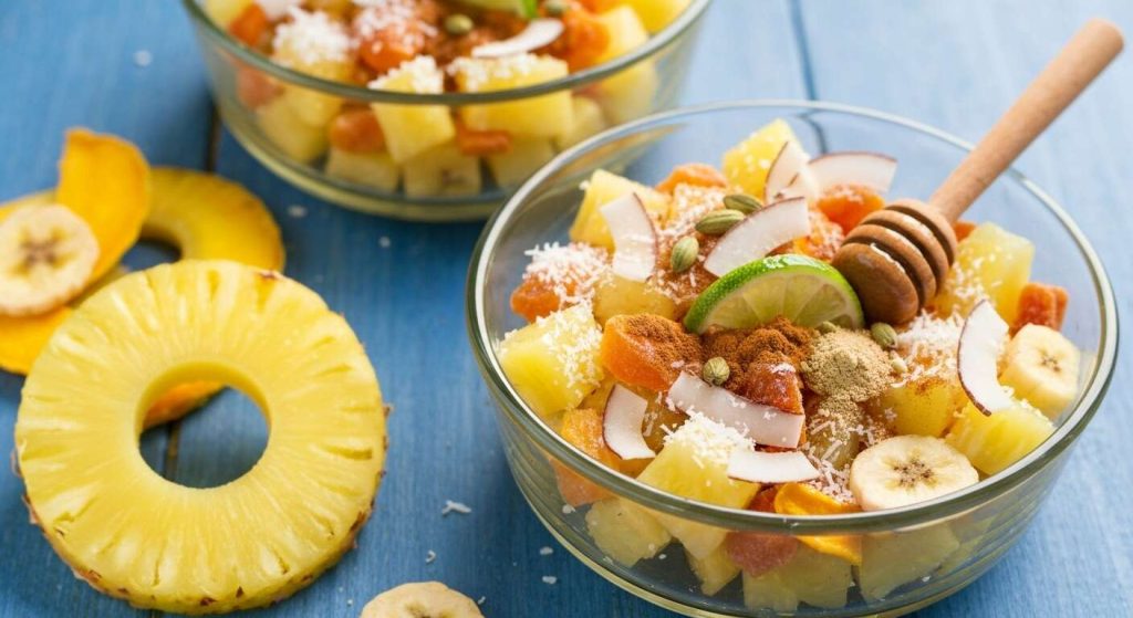 Salade de fruits aux épices et coco : une recette sucrée et exotique