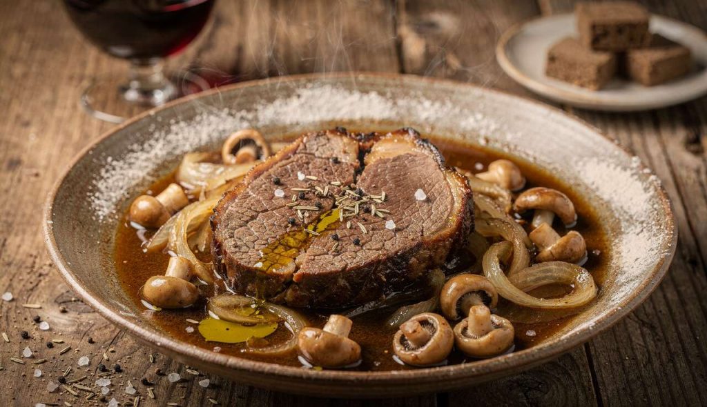 Paleron mijoté en sauce : une recette festive aux champignons