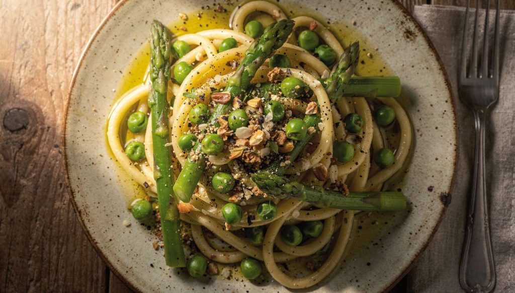 Recette de pici aux asperges, petits pois et dukkah