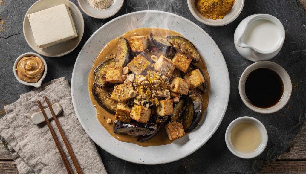 Tofu et aubergines à la sauce satay : recette gourmande
