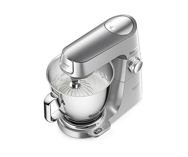 Découvrez le Kenwood Titanium Chef Baker XL, un robot pâtissier puissant avec balance intégrée pour des préparations précises et créatives.