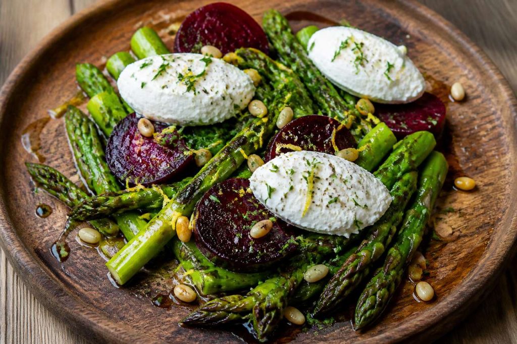 Recette d'asperges vertes poêlées, quenelles de chèvre frais et betterave