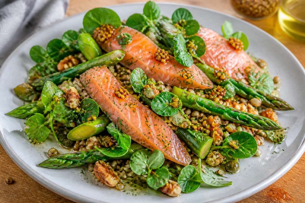 Recette de salade de truite au sarrasin, asperges et cresson