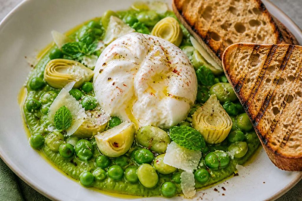 Recette de burrata, gaspacho de petits pois et salade vignarola