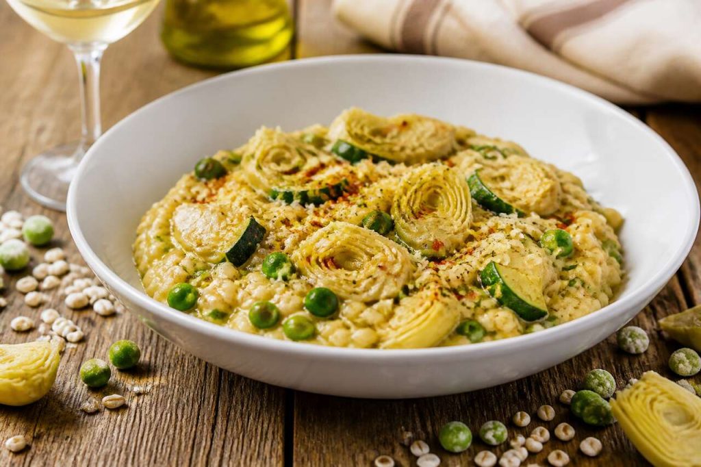 Recette d'orzotto aux courgettes, petits pois et artichauts
