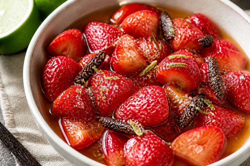 Recette de fraises au sirop de citron vert et poivre long