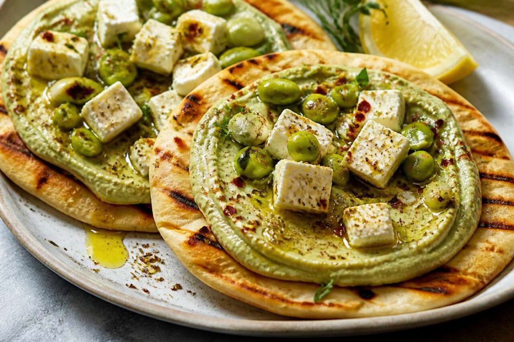 Recette de pains plats à la feta marinée et purée de fèves