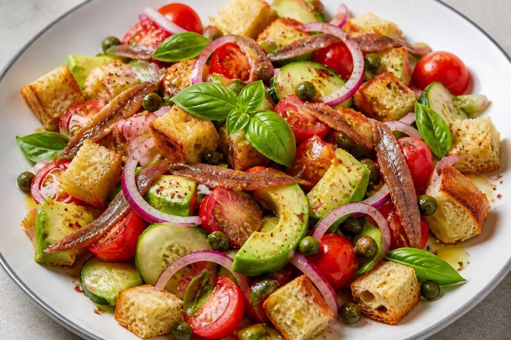 Recette de panzanella à l'avocat : fraîche et savoureuse
