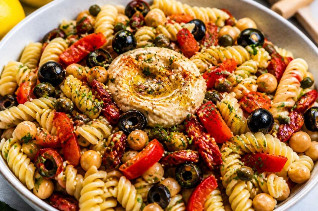 Recette de salade de pâtes au houmous et aux légumes