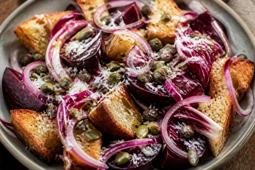 Recette de panzanella aux betteraves et au radicchio