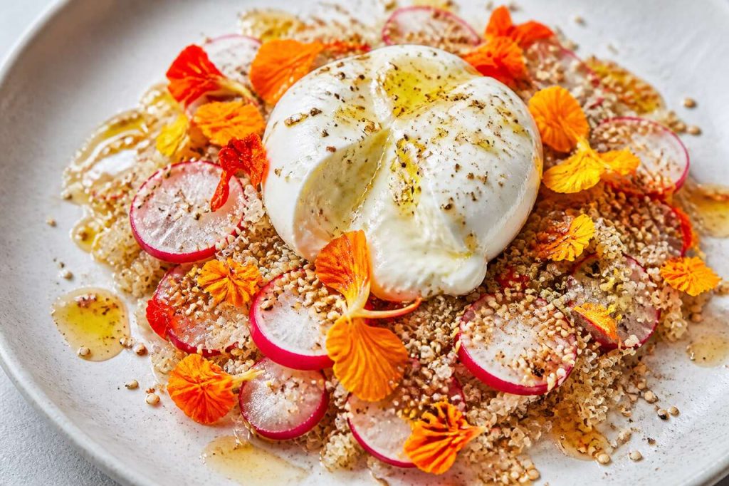 Recette de salade de quinoa, radis, capucine et burrata