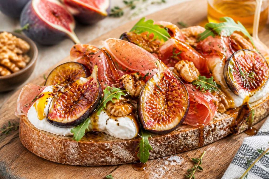 Recette de tartine aux figues, burrata et jambon cru