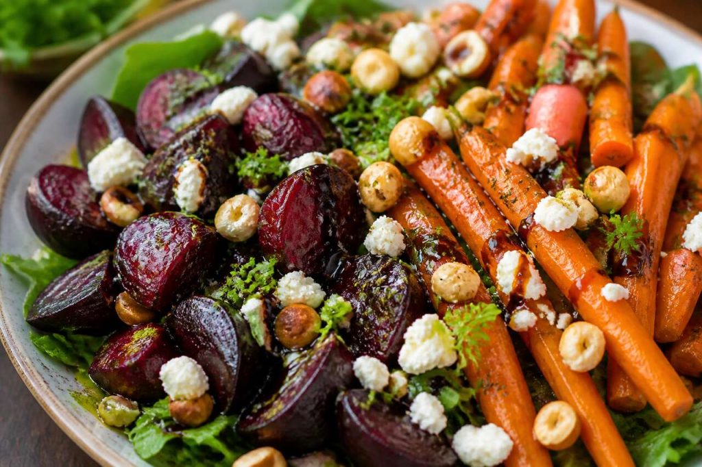 Salade de betteraves et carottes au miel, feta et noisettes : une recette colorée et gourmande