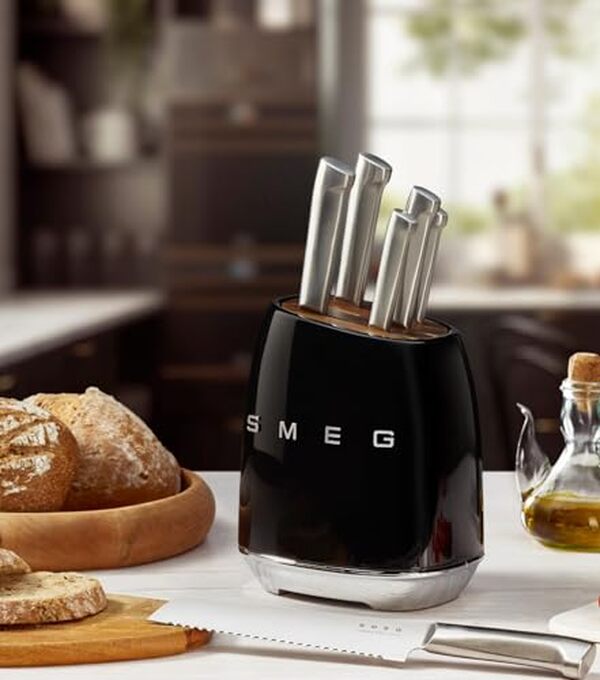 Découvrez notre test complet du bloc de couteaux Smeg KBSF02BL : qualité premium, design élégant en inox et acacia, et performance en cuisine. 