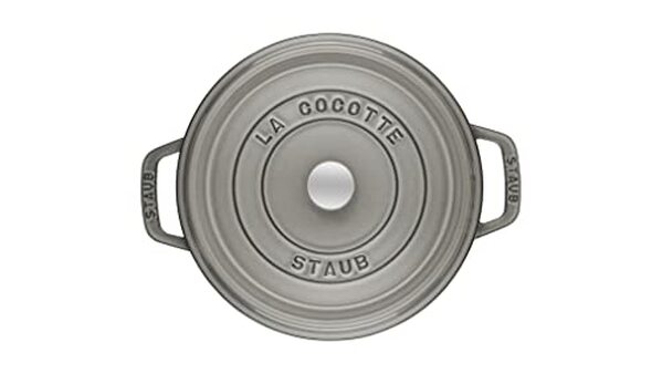 Découvrez notre test détaillé de la cocotte en fonte STAUB 28 cm : performances, avantages et verdict sur ce modèle de référence pour vos cuissons. 