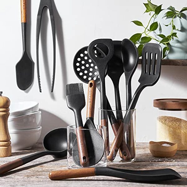 Découvrez notre test détaillé des ustensiles en silicone noir Staub 11 pièces : qualité, durabilité et performance en cuisine pour vos préparations culinaires. 