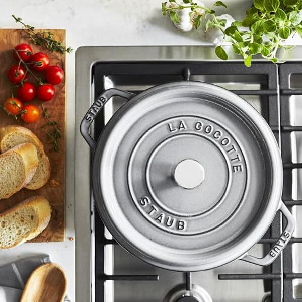 Découvrez notre test complet de la cocotte ronde Staub 24 cm en fonte : performances, avantages et avis pour choisir votre ustensile de cuisine idéal.