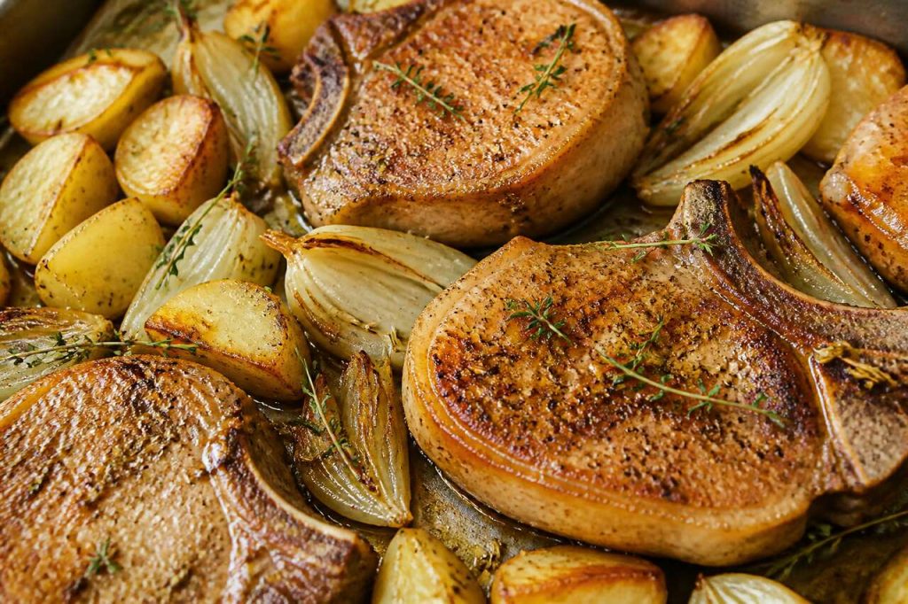 Côtelettes de porc au four avec fenouil et pommes de terre : une recette savoureuse et facile