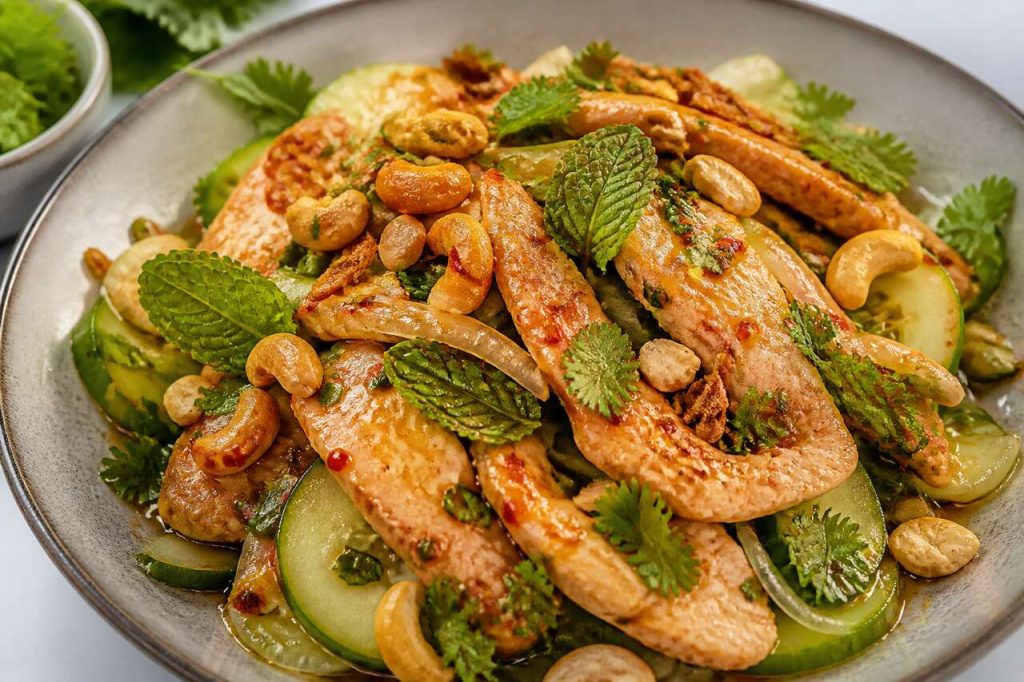 Recette de salade de poulet épicé aux noix de cajou et au concombre